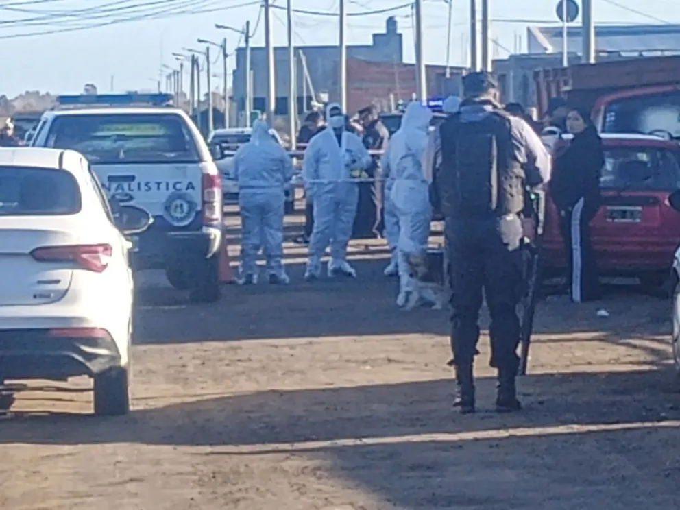 Uniformados de la Policía de Río Negro establecieron un par de vallas a unos 50 metros de la vivienda donde ocurrió el trágico suceso. Foto NoticiasNet (archivo).