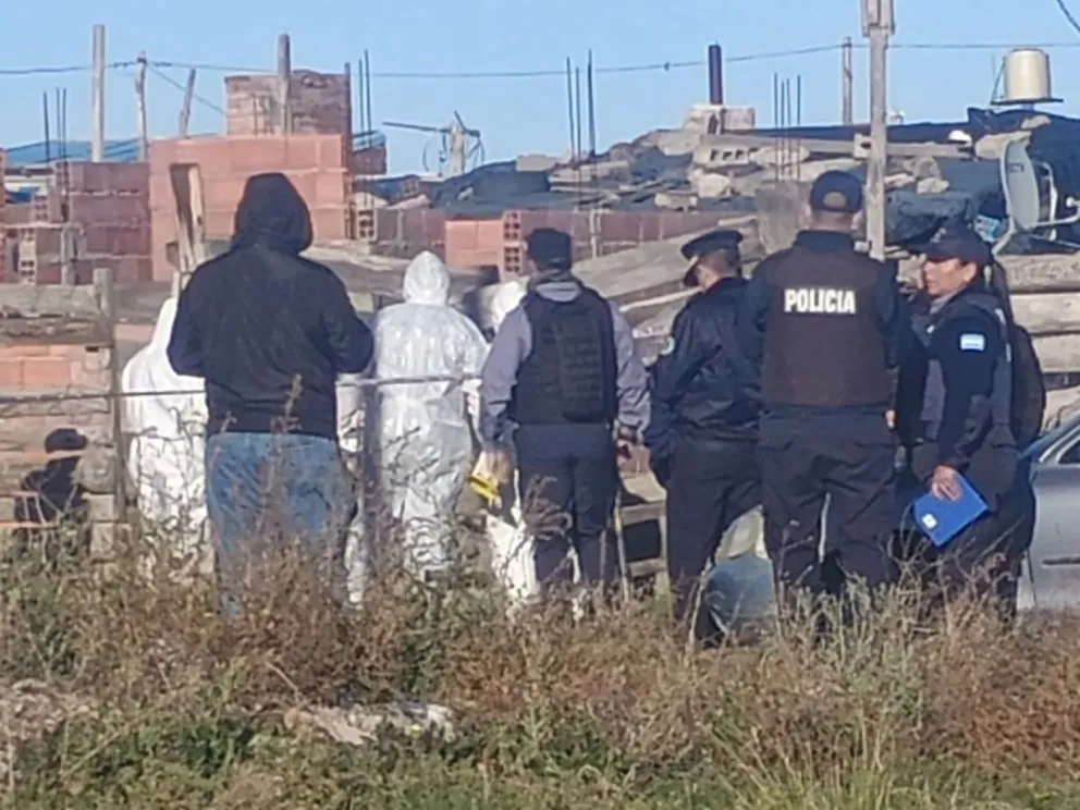 Las actuaciones originales del hecho de sangre están en la órbita de la comisaría 38. Se produjo un amplio despliegue policial en el lugar. Foto e imágenes NoticiasNet.