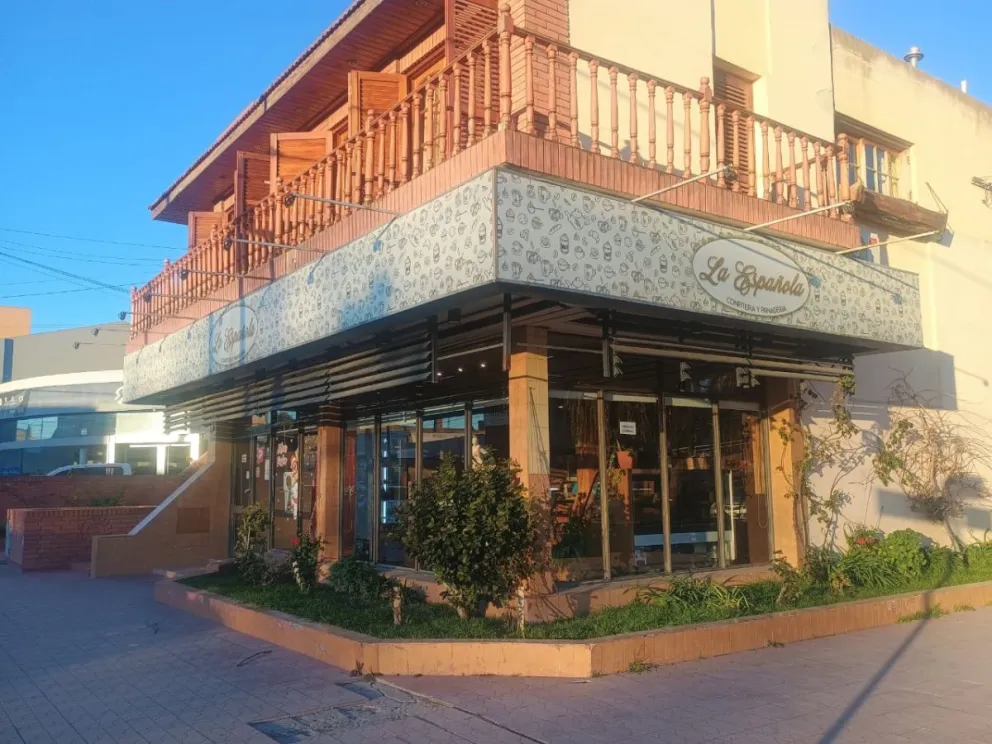 La panadería ubicada sobre Caseros y Bernal, que durante años se consolidó como punto de encuentro para los vecinos, hoy enfrenta el riesgo real de un cierre definitivo. Foto: Vanesa Schwemmler.