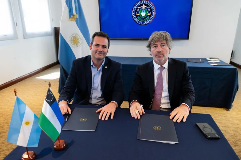 El ministro de Desarrollo Humano de Río Negro, Juan Pablo Muena con el ministro de Justicia de Nación,  Juan Bautista Mahiques. Foto: gentileza 