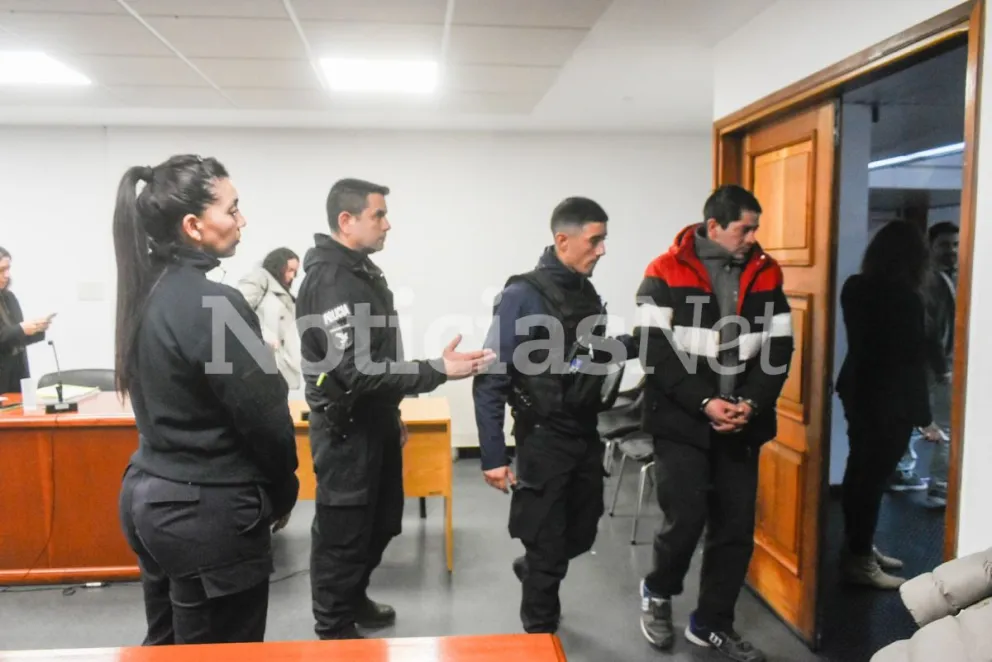 Martín Len se presentó en la mañana del lunes confesando el crimen de su amigo Braian Dumrauft, en un contexto de exceso de consumo de alcohol. La víctima, encontrada en una casilla del barrio 22 de Abril, presentaba signos de defensa. Fotos NoticiasNet. 