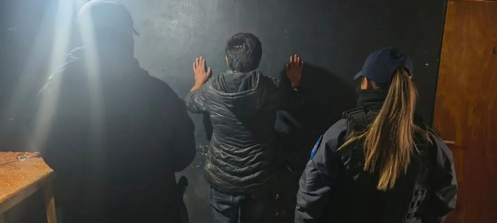 A pesar de la advertencia, un hombre procesado por robo y atentado a la autoridad regresó a Las Grutas creyendo que nadie notaría su presencia. Foto: Policía de Río Negro.