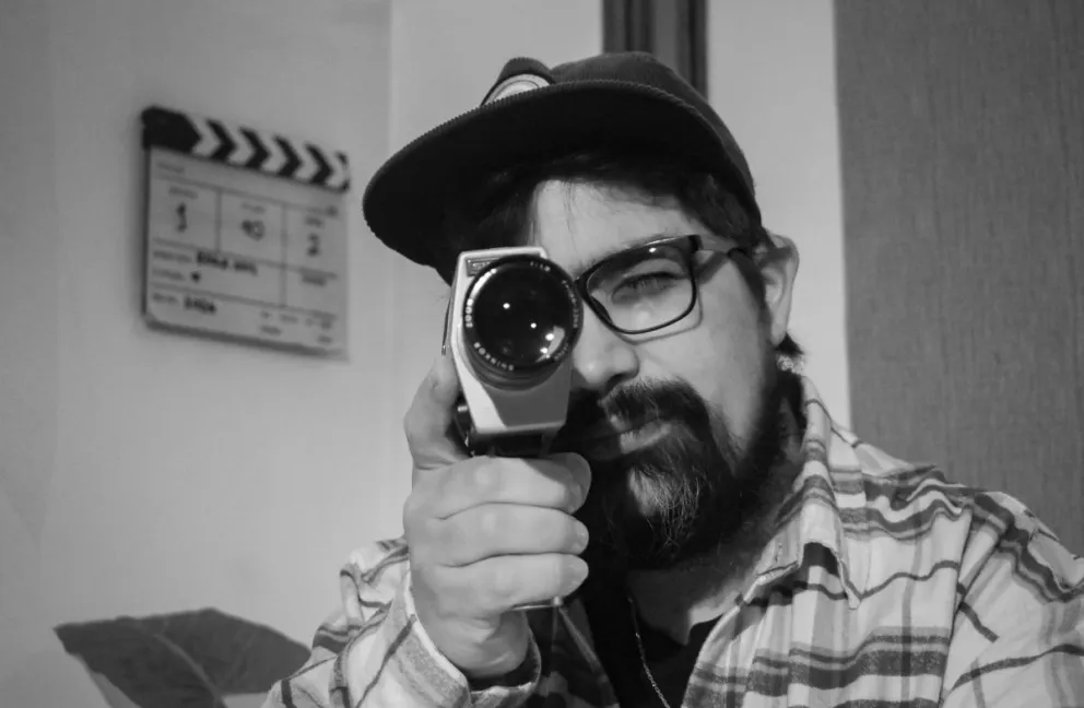 Héctor Rodríguez Telechea es realizador audiovisual, popularmente conocido como “Pipi” - Fotos Vanesa Schwemmler para NoticiasNet.