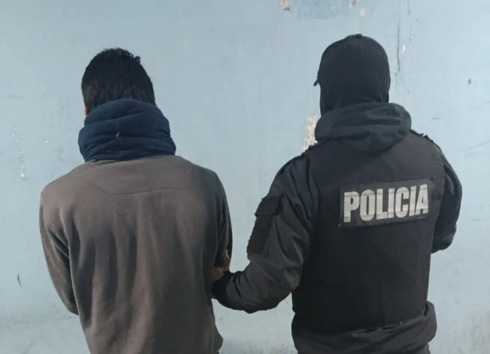 Una camioneta de la policía sureña lo vino a buscar a este sujeto que permaneció varios días en el calabozo de la unidad céntrica. Foto gentileza Jefatura de la Policía de Río Negro.