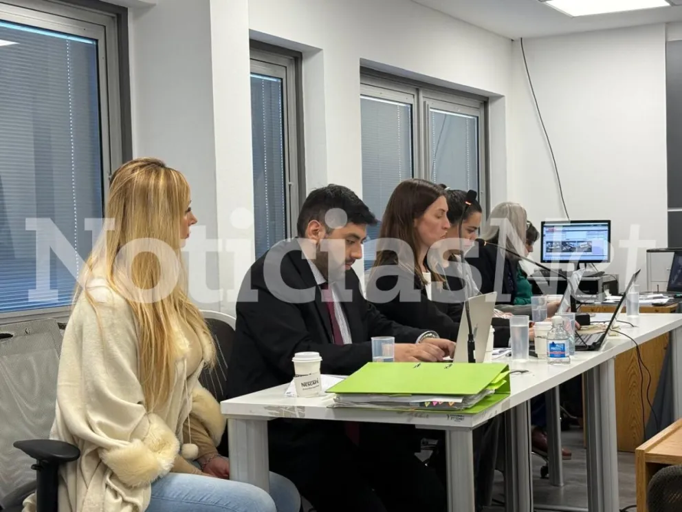El bloque acusador, compuesto por el abogado Santiago Guenumil y la fiscal Maricel Viotti Zilli y su adjunta Candela Sequeiros, notó inconsistencias en uno de los testigos de esta jornada. Fotos NoticiasNet. 