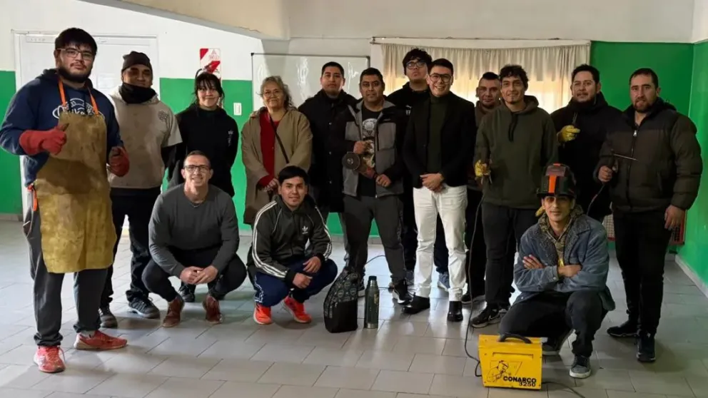 La propuesta provincial propone una transformación profunda que desafía estereotipos de género y ofrece una salida inesperada para el futuro de muchos jóvenes. Foto: Gobierno de Río Negro.