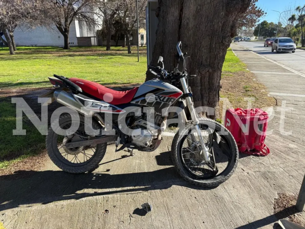 Moto chocada por el conductor de una camioneta en la costanera viedmense. Fotos NoticiasNet. 