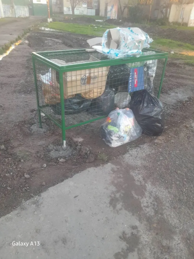Vecinos advierten que personas ajenas a los barrios dejan restos de comida en los cestos de residuos, lo que atrae perros y provoca la dispersión de basura en los espacios comunes. Foto: Gentileza.