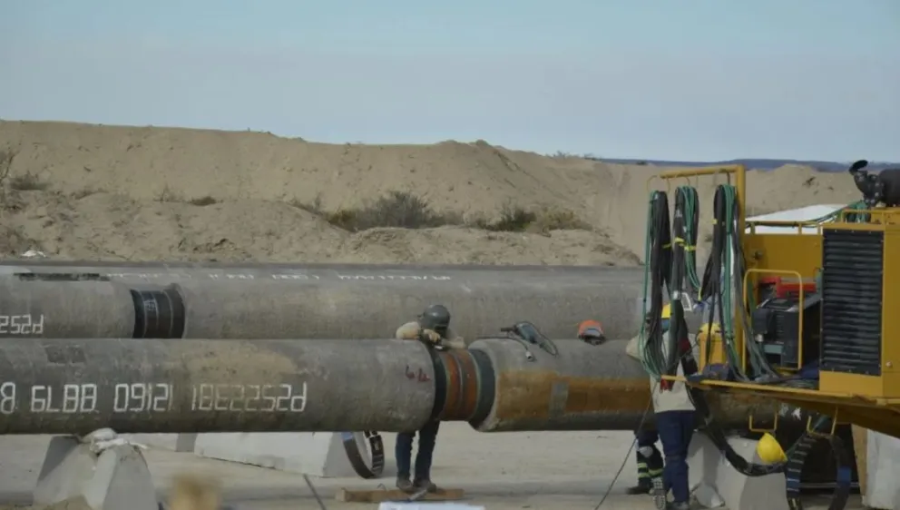La secretaría de Ambiente y Cambio Climático, Judith Giménez, detalló los controles que realizan dos veces por semana en la obra. Foto: Gobierno de Río Negro.