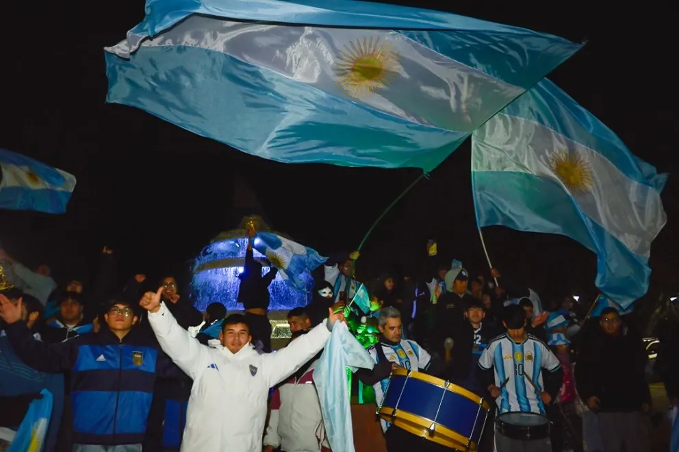 Tras un partido cargado de tensión, que se extendió hasta el tiempo suplementario, vecinos y vecinas se reunieron en el tradicional punto de encuentro de la ciudad para celebrar el triunfo de la selección. Fotos Emanuel Mirengui.