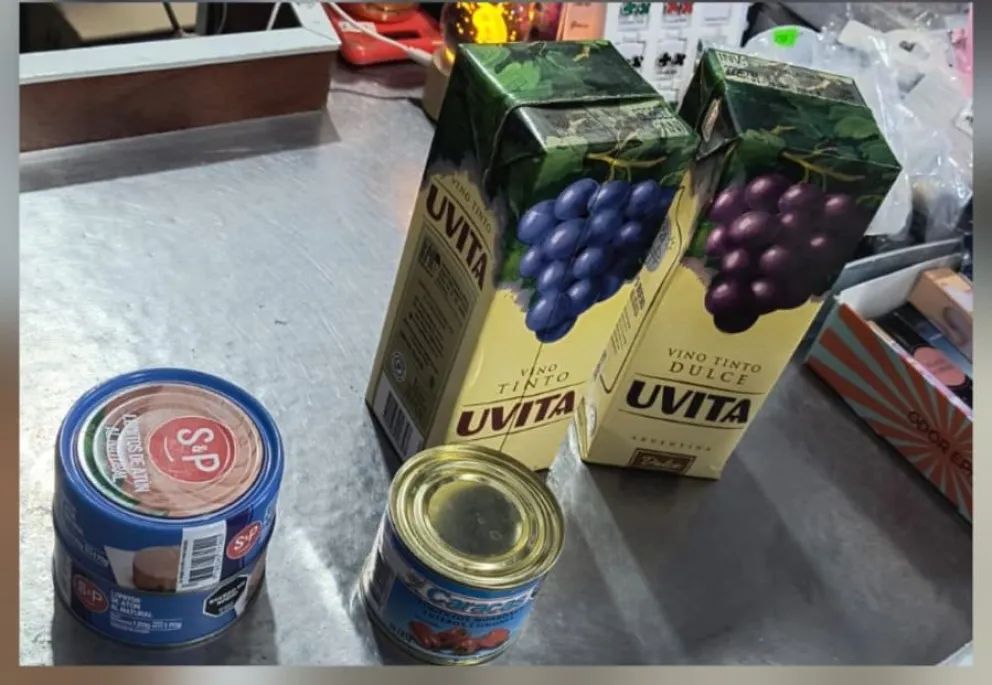 Los "tetra" fueron devueltos al supermcado de boulevard Sussini, tras el operativo de detención del hombre que fue pillado en forma espontánea. Foto gentileza.