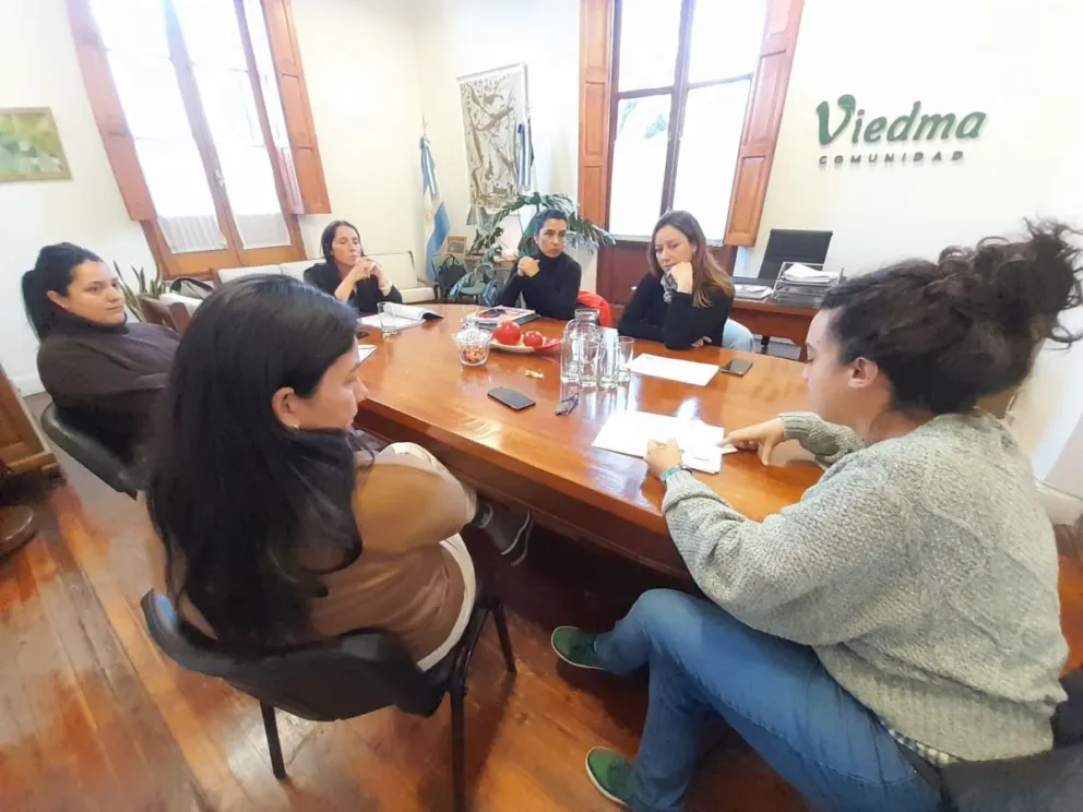 Integrantes del colectivo fueron recibidas por la jefa de Gabinete municipal para presentar el proyecto que impulsa la creación de un Programa Municipal de Gestión Menstrual. Foto: Gentileza.