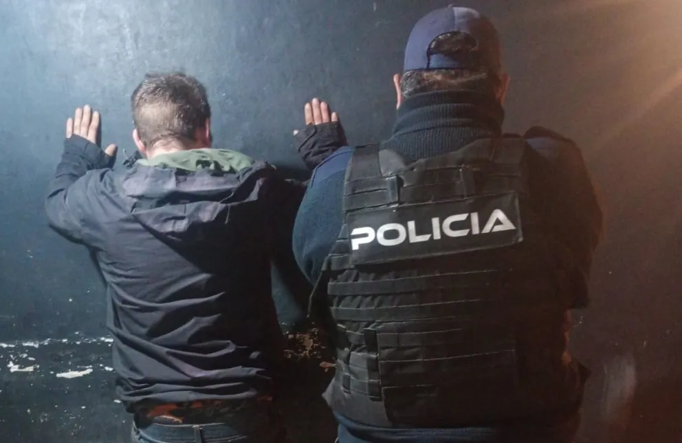Al saltar el pedido de captura en la pantalla, la Fiscalía ordenó dejarlo adentro hasta que declare ante el juez. Foto: Policía de Río Negro.