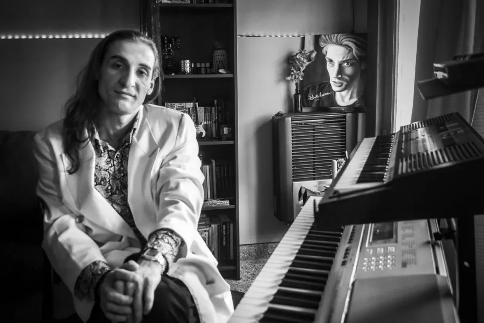 Junto al teclado y con la foto de Federico Moura detrás, Jash aseguró que “es lindo mostrarle a la gente lo que uno hace”. Fotos Vanesa Schwemmler para NoticiasNet.