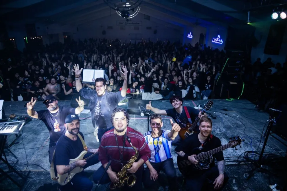 Fiesta, pogo y emoción: Criminal Mambo y el público de la Comarca en el cierre de una noche histórica. Fotos: Gentileza de Héctor "El Pipi" Rodríguez.