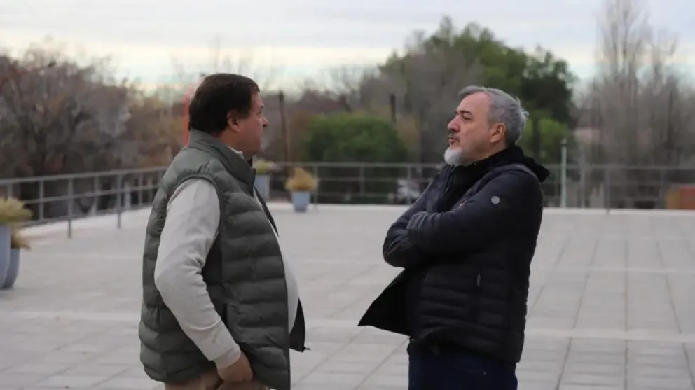 Alberto Weretilneck, gobernador de la provincia de Río Negro, y Rodolfo Aguiar, secretario general de la Asociación Trabajadores del Estado, ATE.