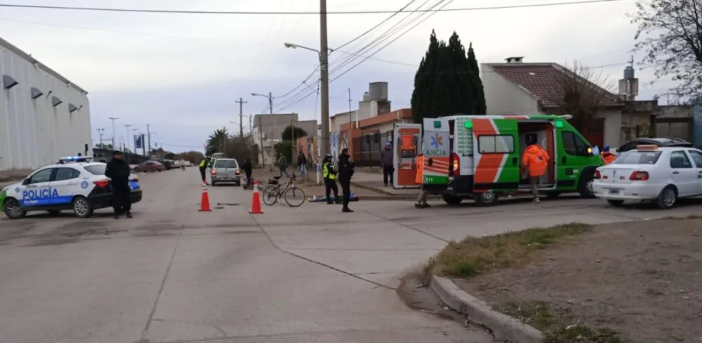 Fuerte choque en Mitre y O'Higgins: una ciclista terminó en el hospital Zatti. Fotos e imágenes de gentileza.