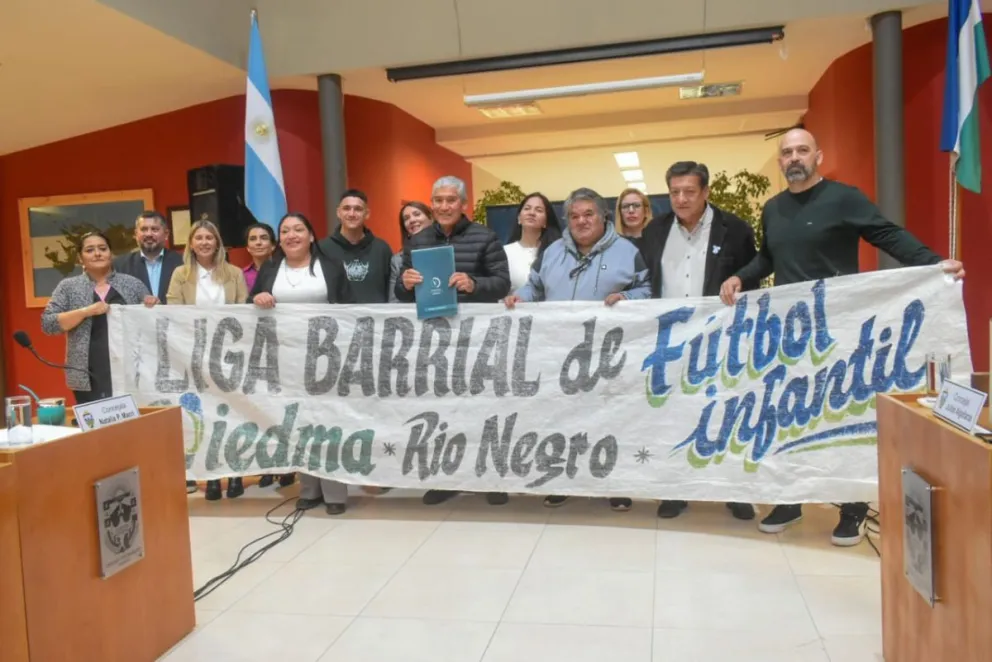 El presidente de la Liga de Fútbol Infantil de Viedma, Ismael Curugual, en el centro. Foto: Vanesa Schwemmler para NoticiasNet.