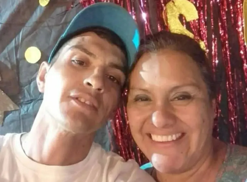 Amanda Romero con Gerardo, el joven asesinado. La progenitora abrigó la esperanza de que el acusado Olivares reciba prisión perpetua. Foto gentileza.