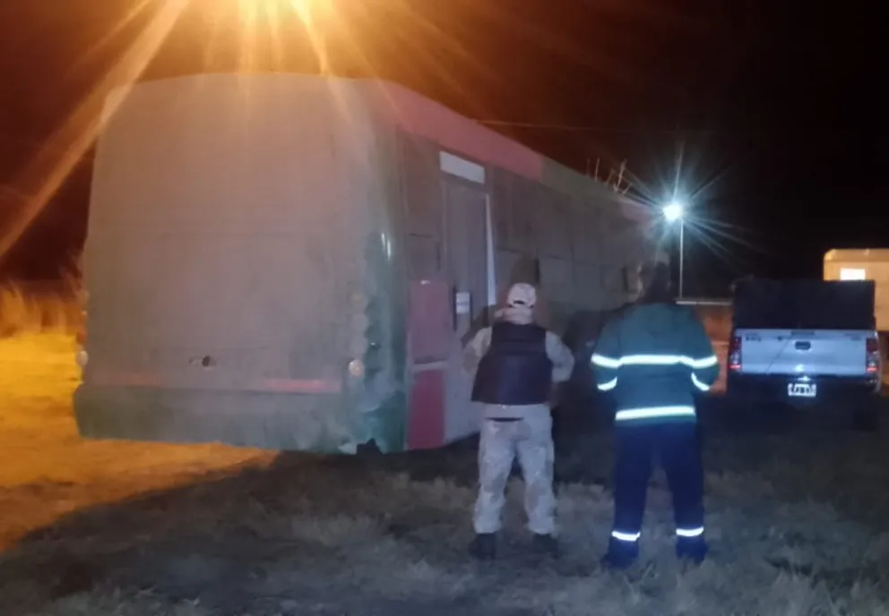A pesar del barro, el colectivo quedó secuestrado. Tenía 28 personas en su interior. Foto gentileza.
