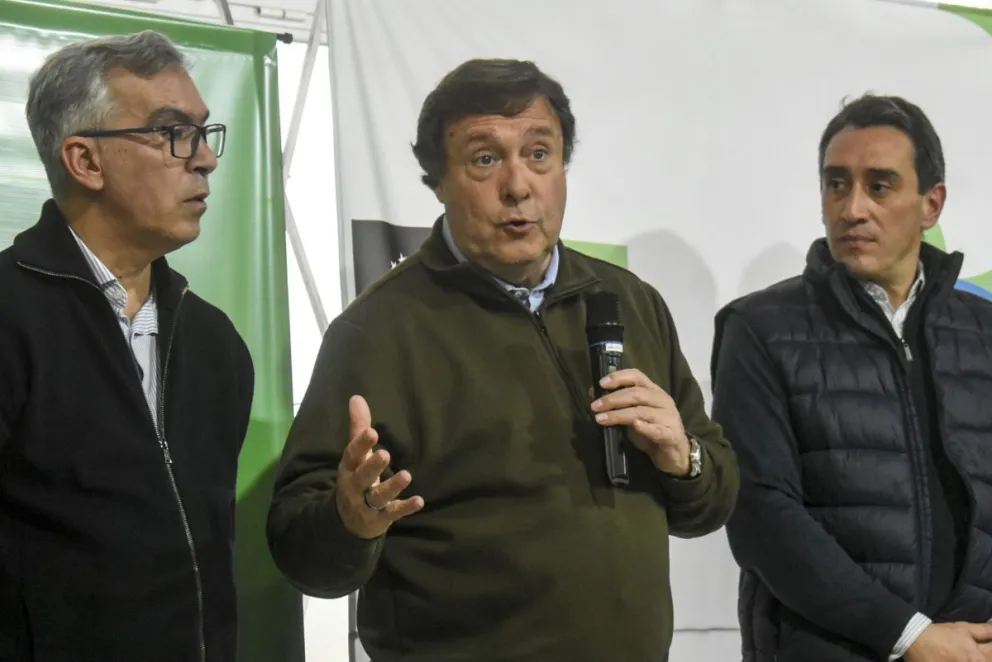 El gobernador en el acto de convocatoria a licitación de oferentes. Destacó que el acceso al suelo representa uno de los principales desafíos para las familias trabajadoras. Foto NoticiasNet (archivo).