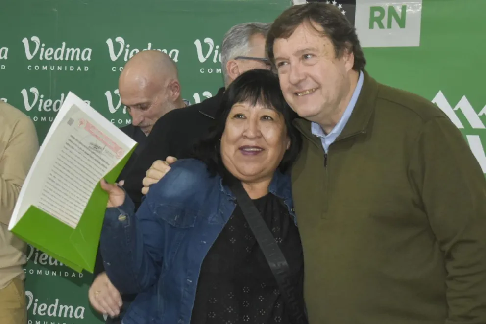 Además, entregó escrituras a familias de la ciudad, personerías jurídicas a instituciones locales. Fotos: Vanesa Schwemmler, para NoticiasNet.