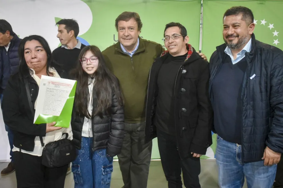 Tras la entrega de escrituras, el interventor del IPPV, Mariano Lavín, confirmó la firma de un nuevo convenio con el Municipio. Foto: Archivo de NoticiasNet.