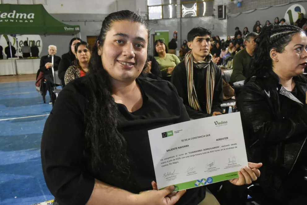 Acto de entrega de diplomas en el gimnasio Fioravanti Ruggeri, con certificación oficial y orientación al cuidado de personas en situación de dependencia. Fotos: Vanesa Schwemmler.