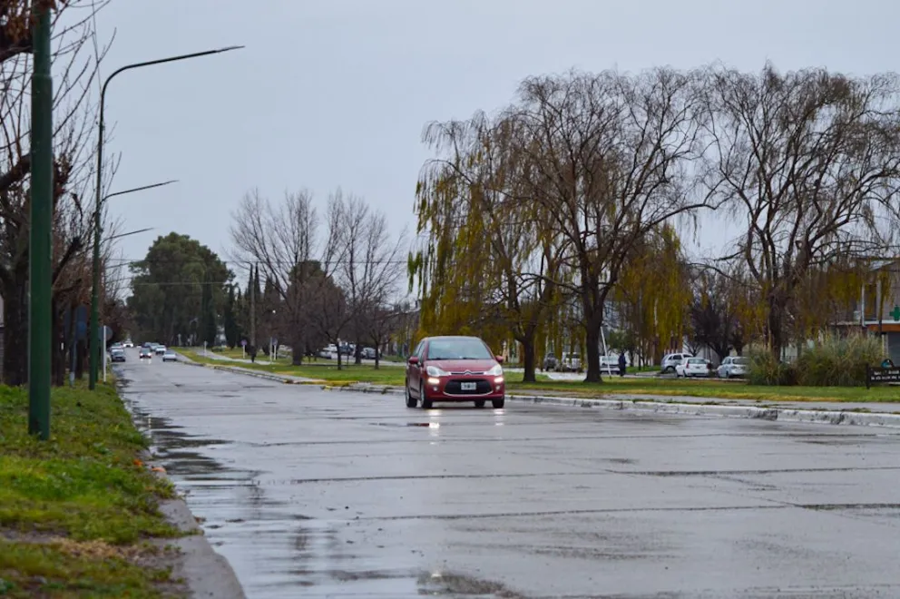  El Servicio Meteorológico Nacional y la Autoridad Interjurisdiccional de Cuencas anticipan la continuidad de las condiciones inestables en la capital rionegrina, con lluvias durante el sábado. Foto: Archivo.