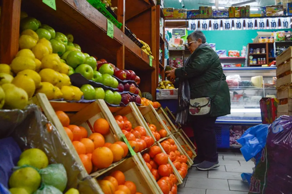 La realidad económica marca el ritmo de los comercios de cercanía y las grandes cadenas. Foto Emanuel Mirenghi.