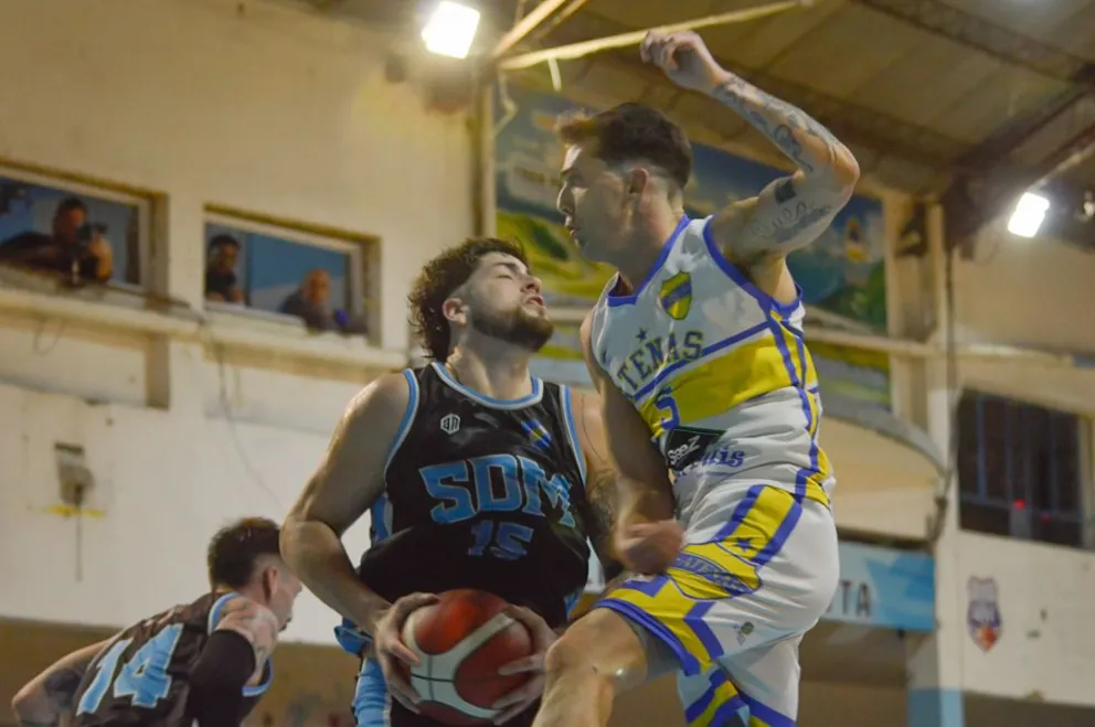 Puede haber campeón en el básquet local. Foto: Emanuel Mirenghi.