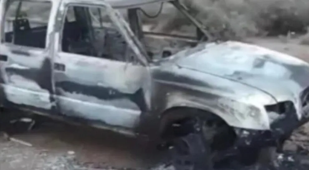 Camioneta robada e incendiada en el fondo de la calle 30 de Viedma. Foto gentileza. 