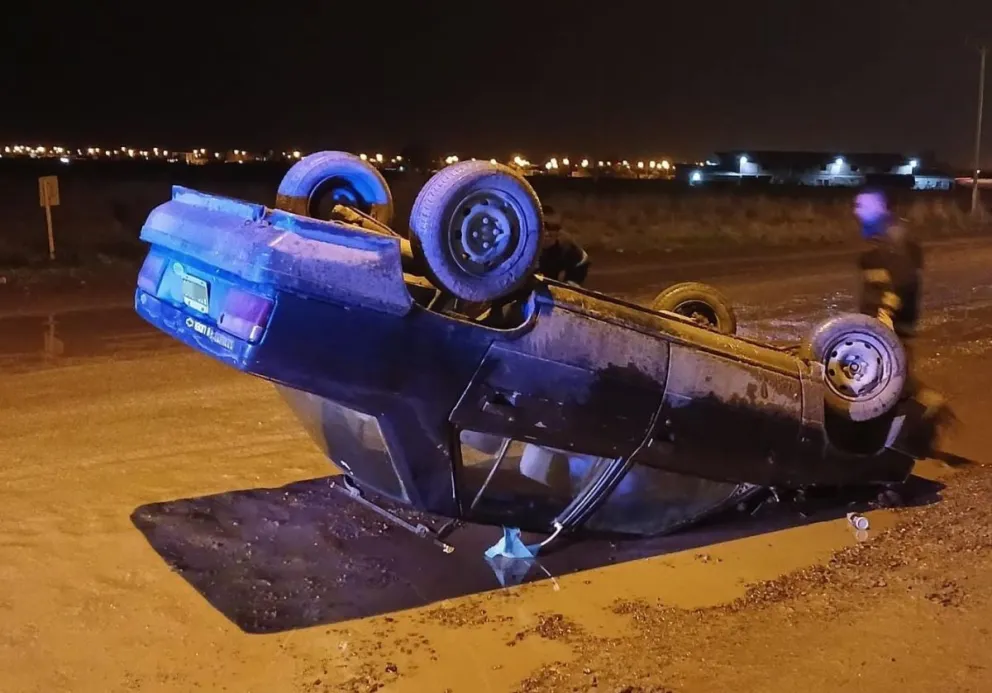 Así quedó el auto volcado en la calle 2 del barrio Lavalle de Viedma. Fotos gentileza. 