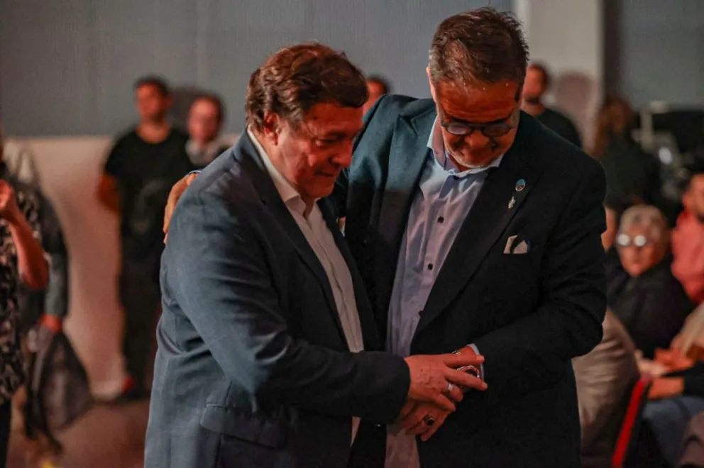 Al reinaugurar el Centro Cultural en el 121° aniversario, el gobernador aseguró que los proyectos de gas y petróleo marcan el "cuarto hito fundacional" de la región. Fotos: Gobierno de Río Negro.