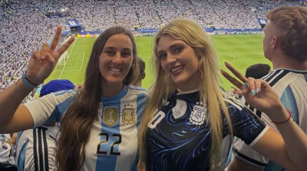 Florencia Moncalvillo y Marta Fort en el partido de 16avos de final ante Cabo Verde. Fotos Instagram. 