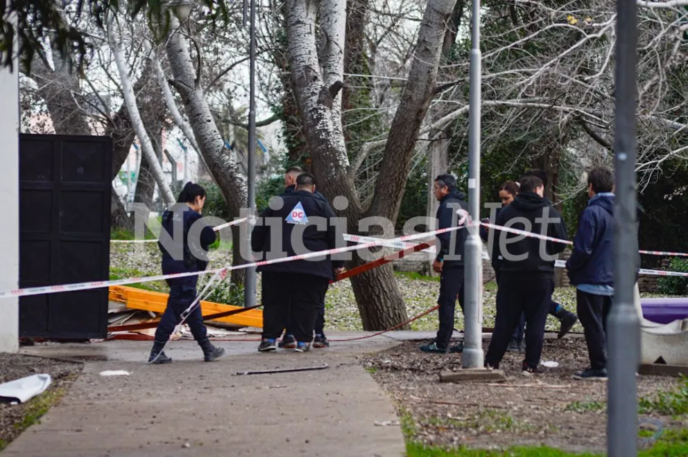 Un trabajador municipal afectado tras una explosión en el albergue deportivo municipal de Viedma. Fotos Emanuel Mirenghi para NoticiasNet. 
