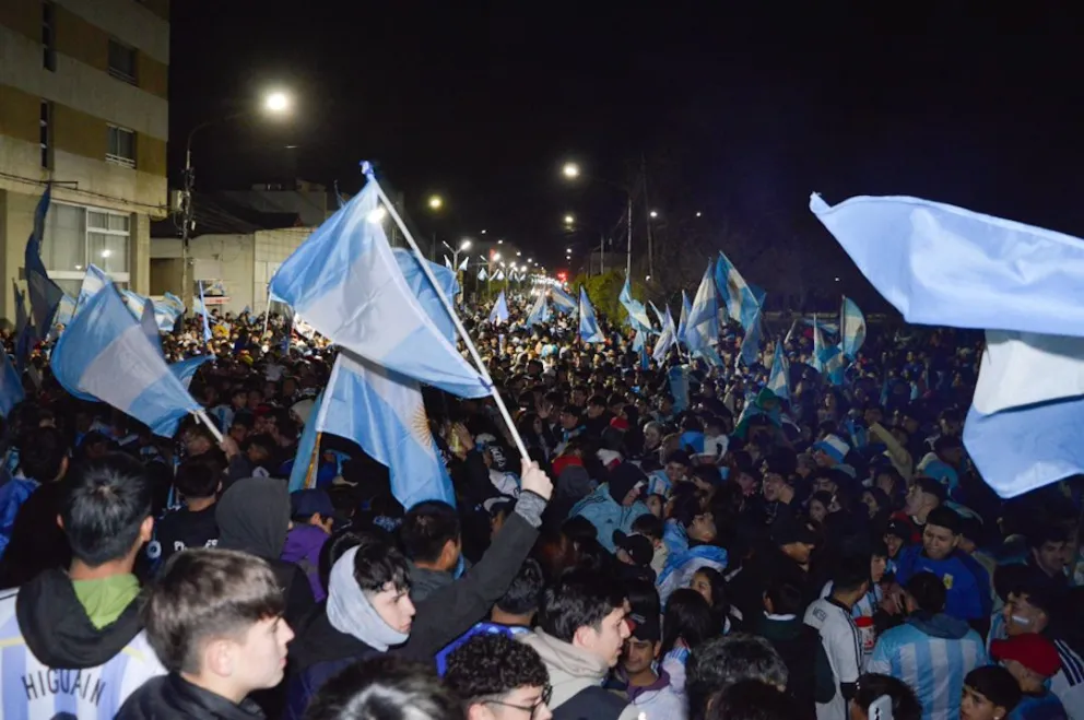 La Fuente Pucará volvió a teñirse con los colores de la Selección Argentina. Fotos: Emanuel Mirenghi