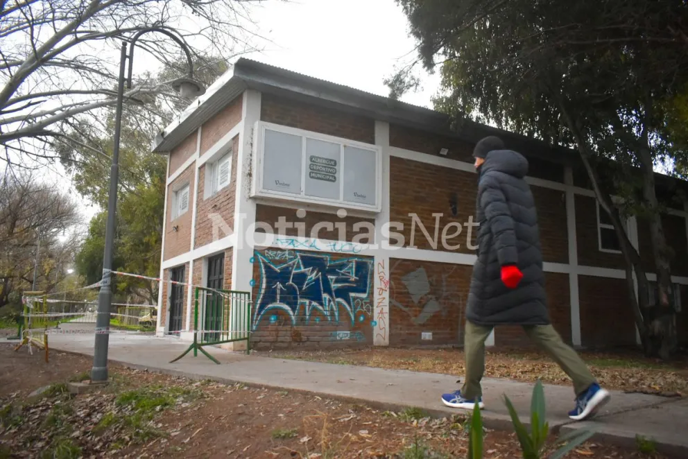 En el momento de la explosión solamente estaba el empleado municipal en el albergue deportivo. Hoy permanecían las vallas. Fotos: Vanesa Schwemmler para NoticiasNet.