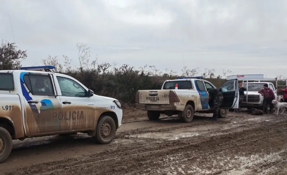 Las camionetas del CPR y al fondo el vehículo del cazador. Foto gentileza Villalonga Hoy.
