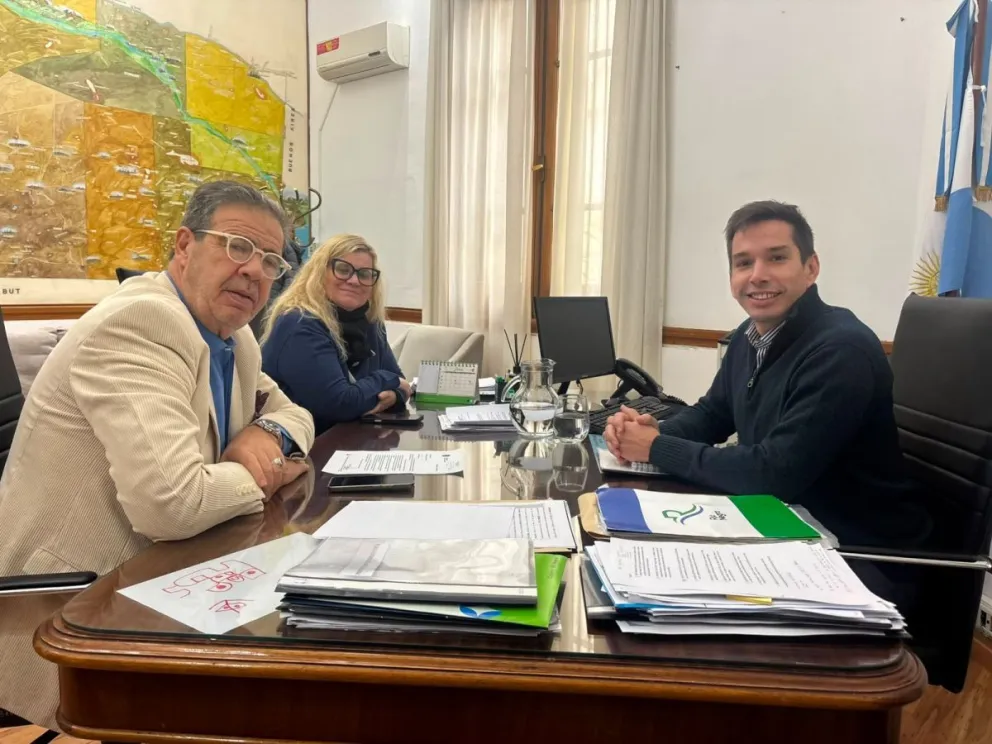 El ministro Agustín Ríos y el intendente Adrián Casadei sellaron el destino de los primeros fondos comunitarios. Foto: Gobierno de Río Negro.