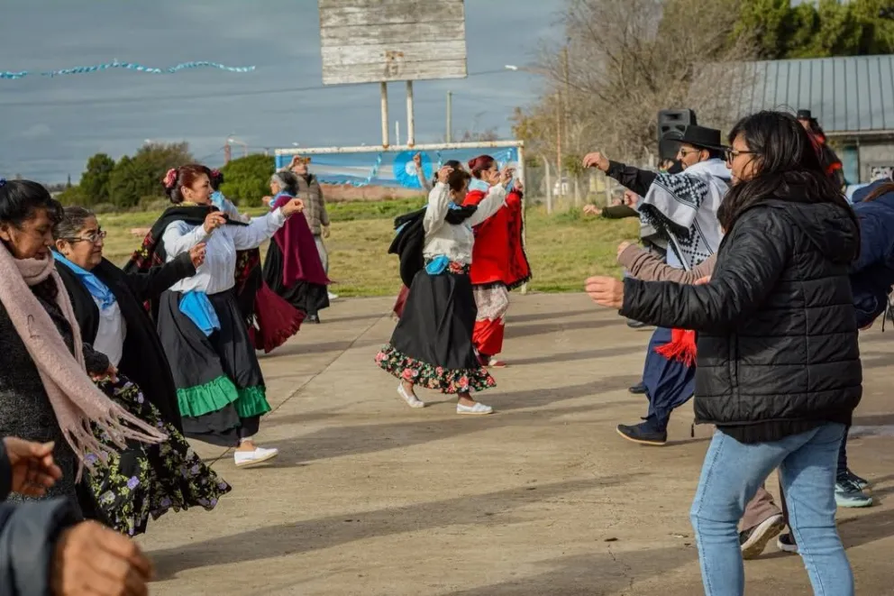 La iniciativa impulsada por la junta vecinal del barrio Los Fresnos reunió a vecinos, agrupaciones folklóricas, artistas y emprendedores en una jornada dominguera apacible. Foto: Gentileza Carla Spaiger.  
