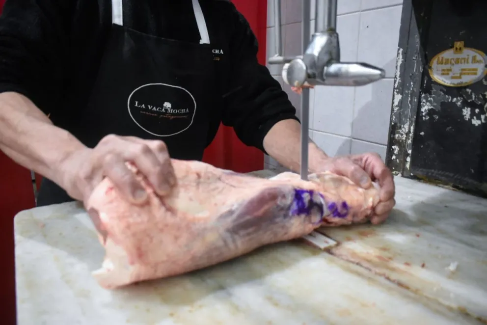 Las carnicerías de Viedma se mantienen expectantes ante la posibilidad de que la carne de jabalí llegue a las góndolas. Fotos: Vanesa Schwemmler para NoticiasNet.