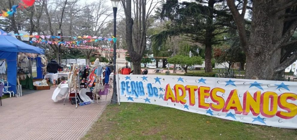 Todo el color de la Feria de Artesanos de Patagones, en la Plaza 7 de Marzo. Fotos gentileza. 