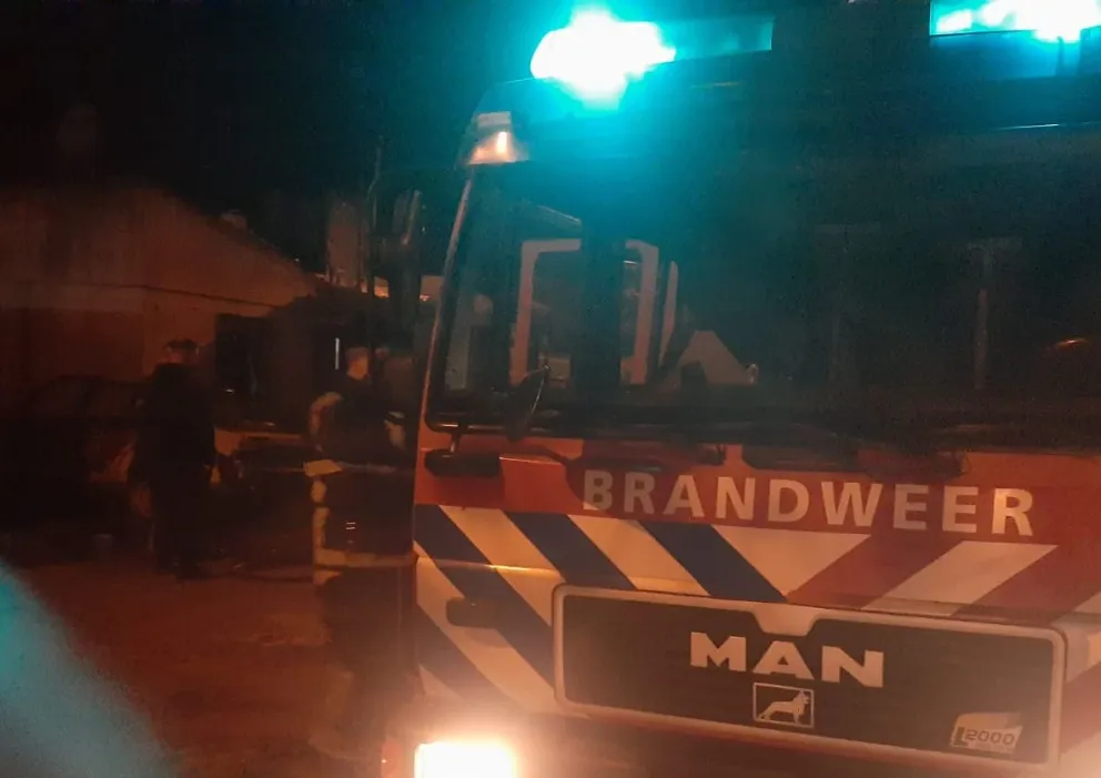 La unidad de bomberos que concurrió a Wintter al 200 para neutralizar el fuego que tomó el vehículo. Foto NoticiasNet.