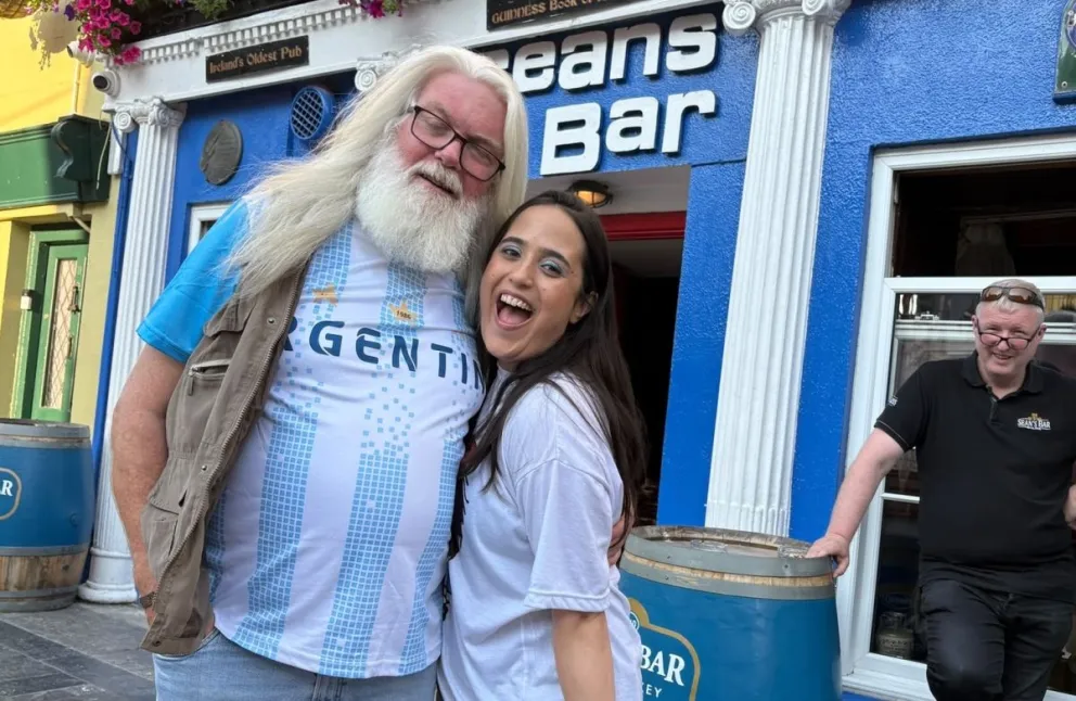 Ekiñe Azcárate, en la puerta de Sean’s Bar, con un irlandés fanático de la Scaloneta. Foto: gentileza 