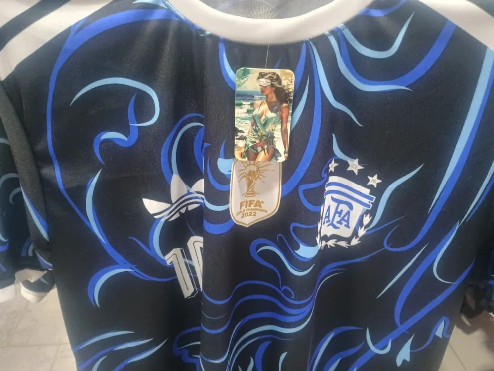 Camisetas alternativas de Argentina, las más buscadas previo al duelo contra Inglaterra. Fotos Vanesa Schwemmler para NoticiasNet. 