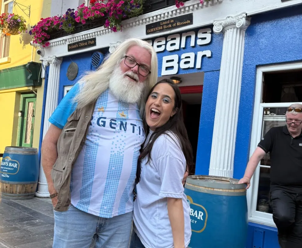 Ekiñe Azcárate, en la puerta de Sean’s Bar, con un irlandés fanático de la Scaloneta. Foto: gentileza 