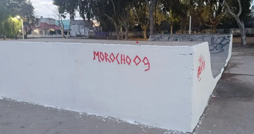 En menos de 24 horas, los muros amanecieron cubiertos de grafitis, desatando un fuerte descargo oficial ante la falta de cuidado del patrimonio común. Foto:  Gentileza.