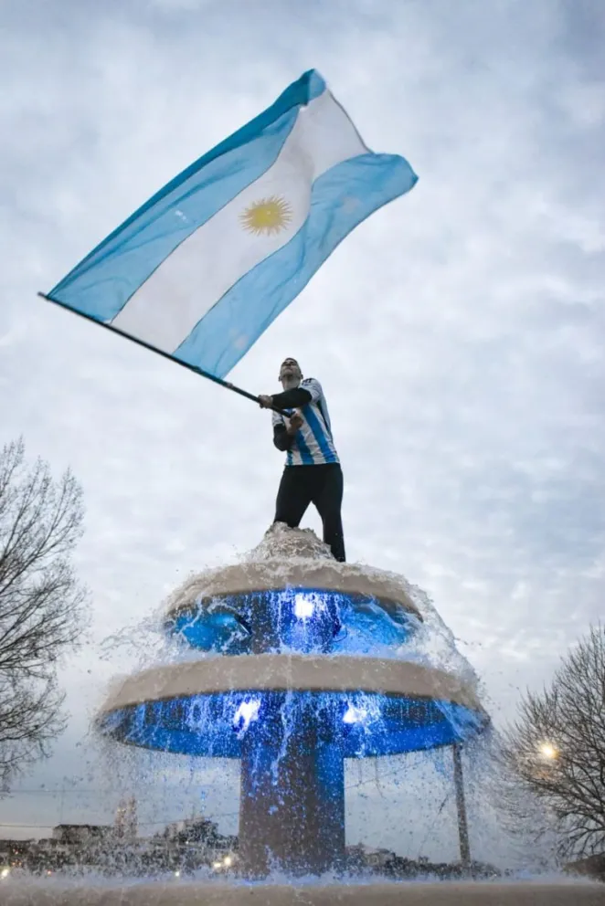 Yoni Casin, el primer viedmense que llegó a la Fuente Pucará para celebrar el triunfo de Argentina frente a Inglaterra. Foto: Vanesa Schwemmler