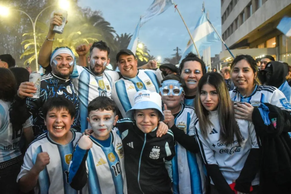 La Fuente,  el gran punto de encuentro de una ciudad que ya espera la final del domingo. Fotos:  Vanesa Schwemmler.
